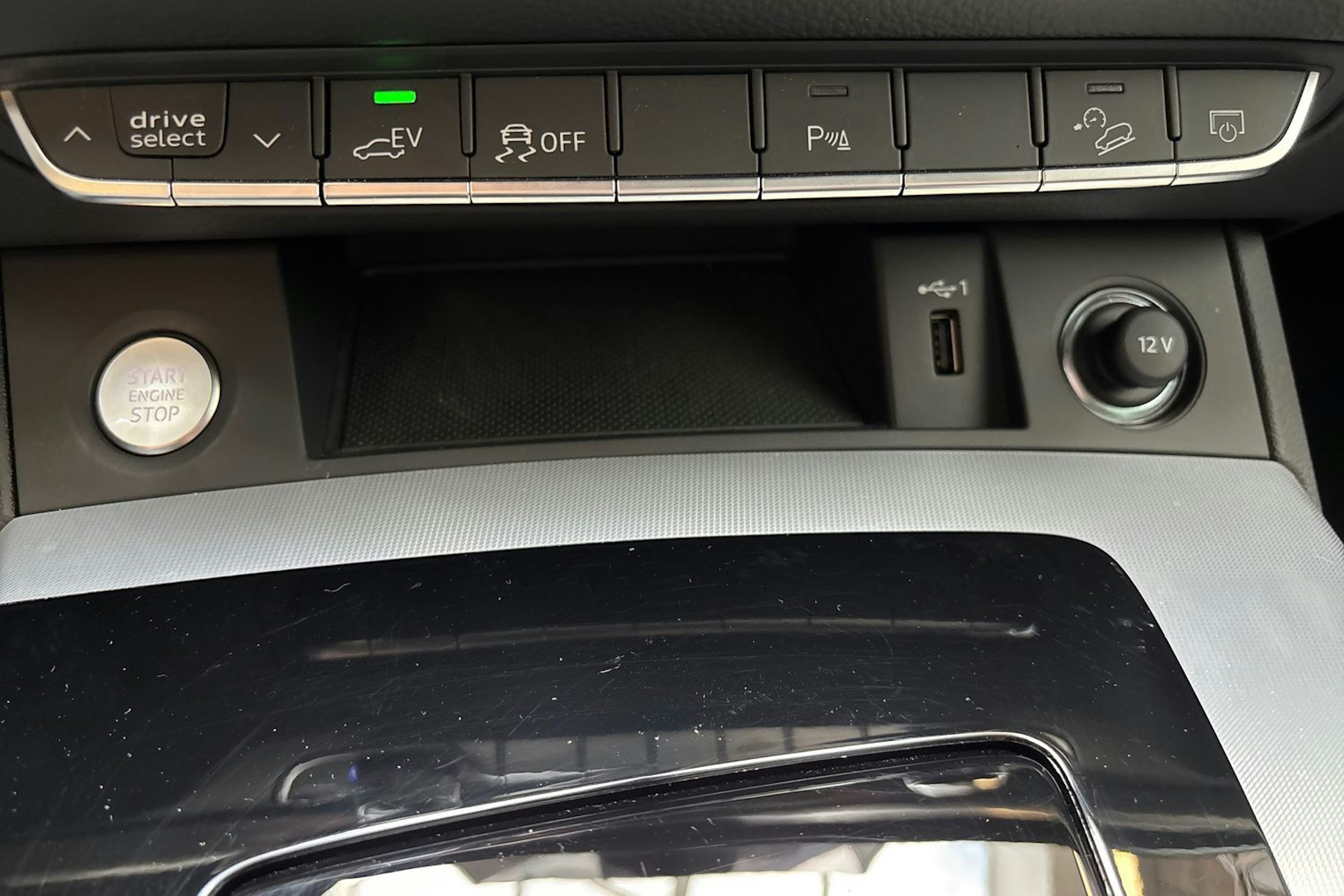 musta Audi Q5 2025 kuva 29.
