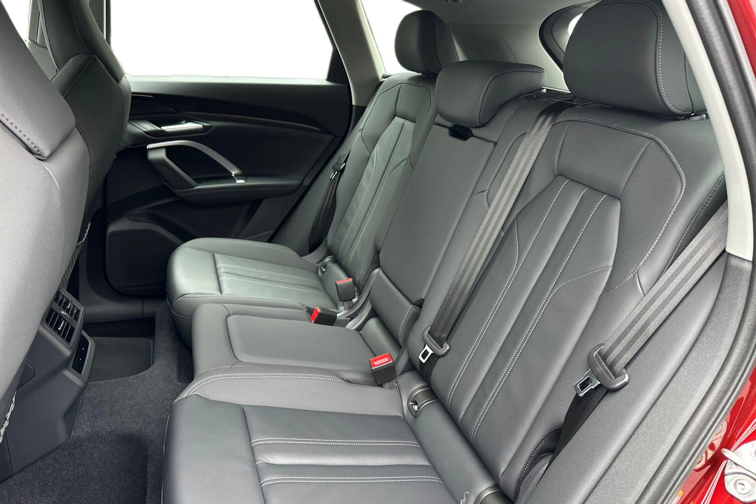 met. punainen Audi Q5 2025 kuva 8.