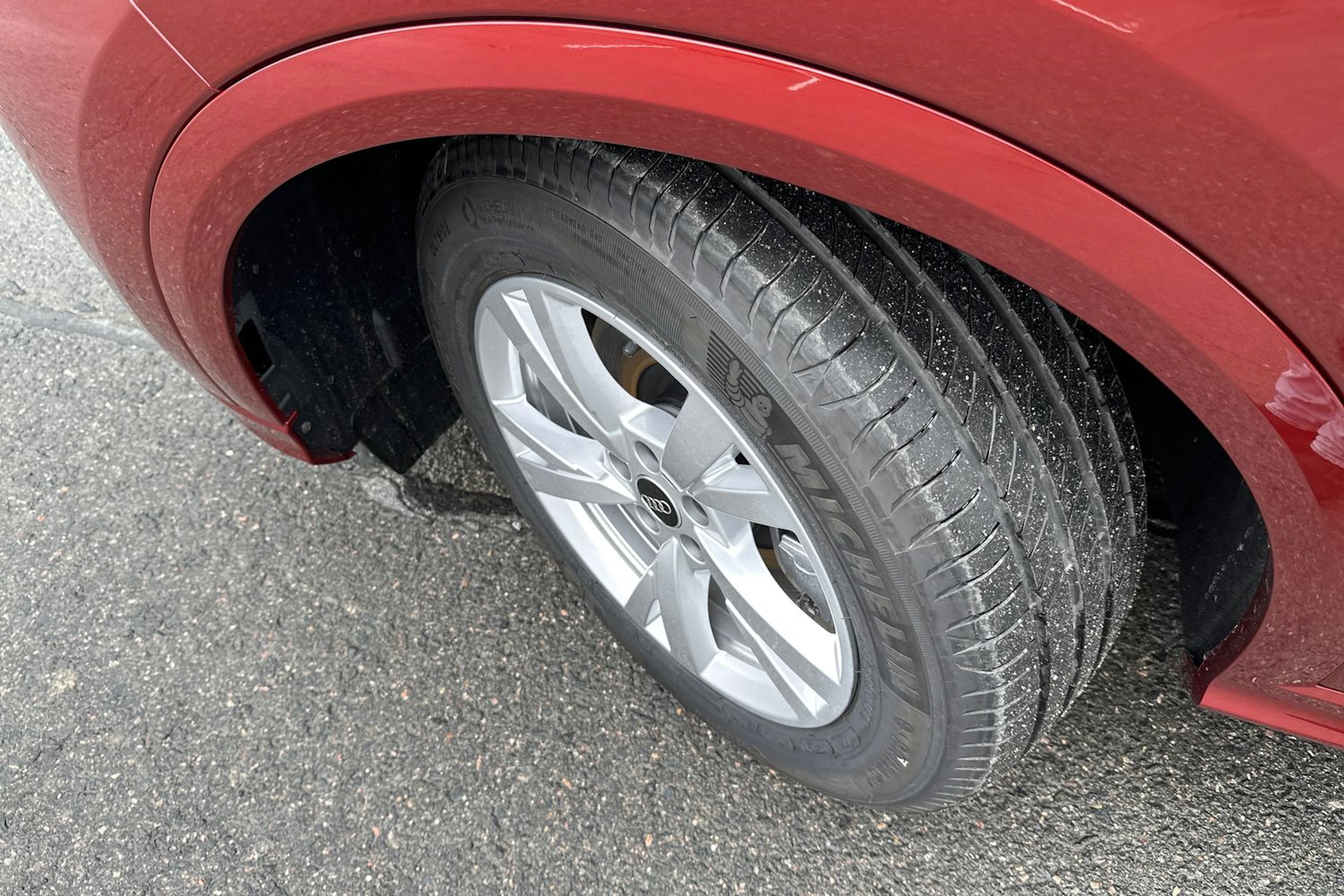 met. punainen Audi Q5 2025 kuva 10.