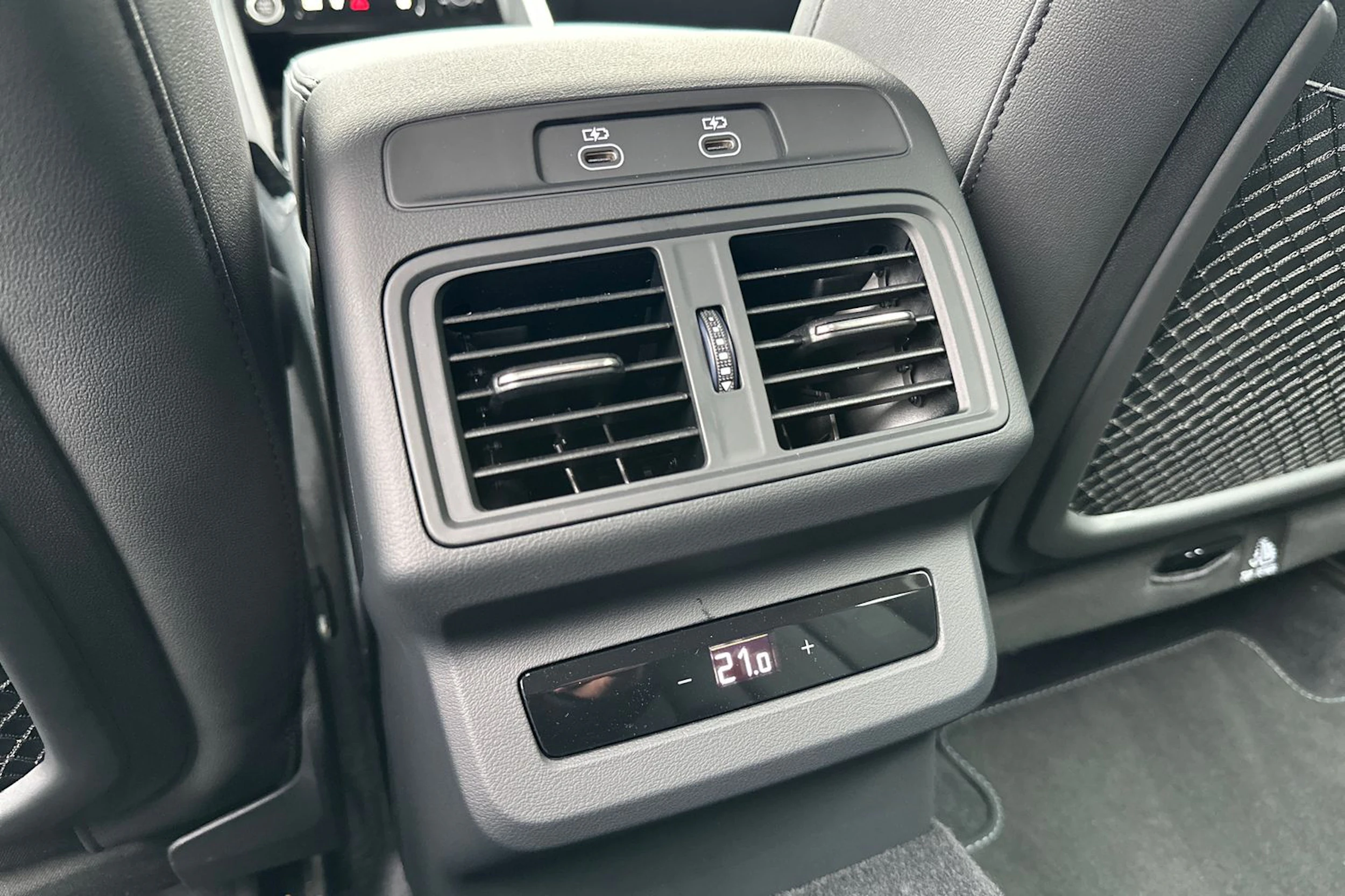 met. punainen Audi Q5 2025 kuva 11.