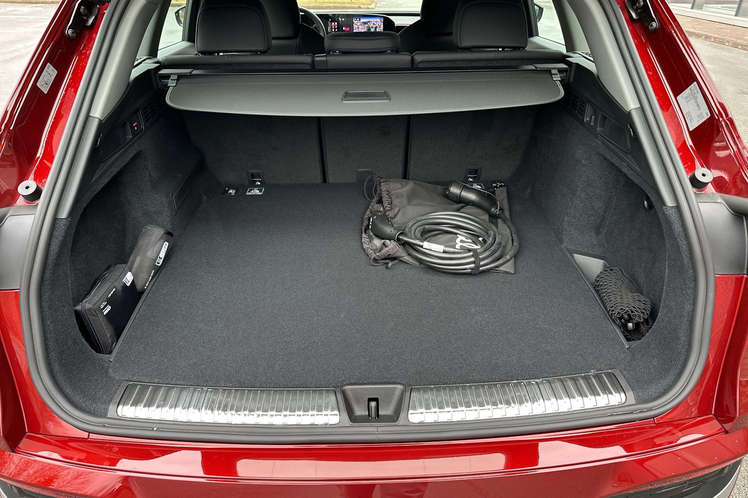 met. punainen Audi Q5 2025 kuva 12.