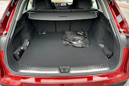 met. punainen Audi Q5 2025 kuva 12.