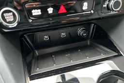 met. punainen Audi Q5 2025 kuva 19.