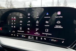 met. punainen Audi Q5 2025 kuva 22.