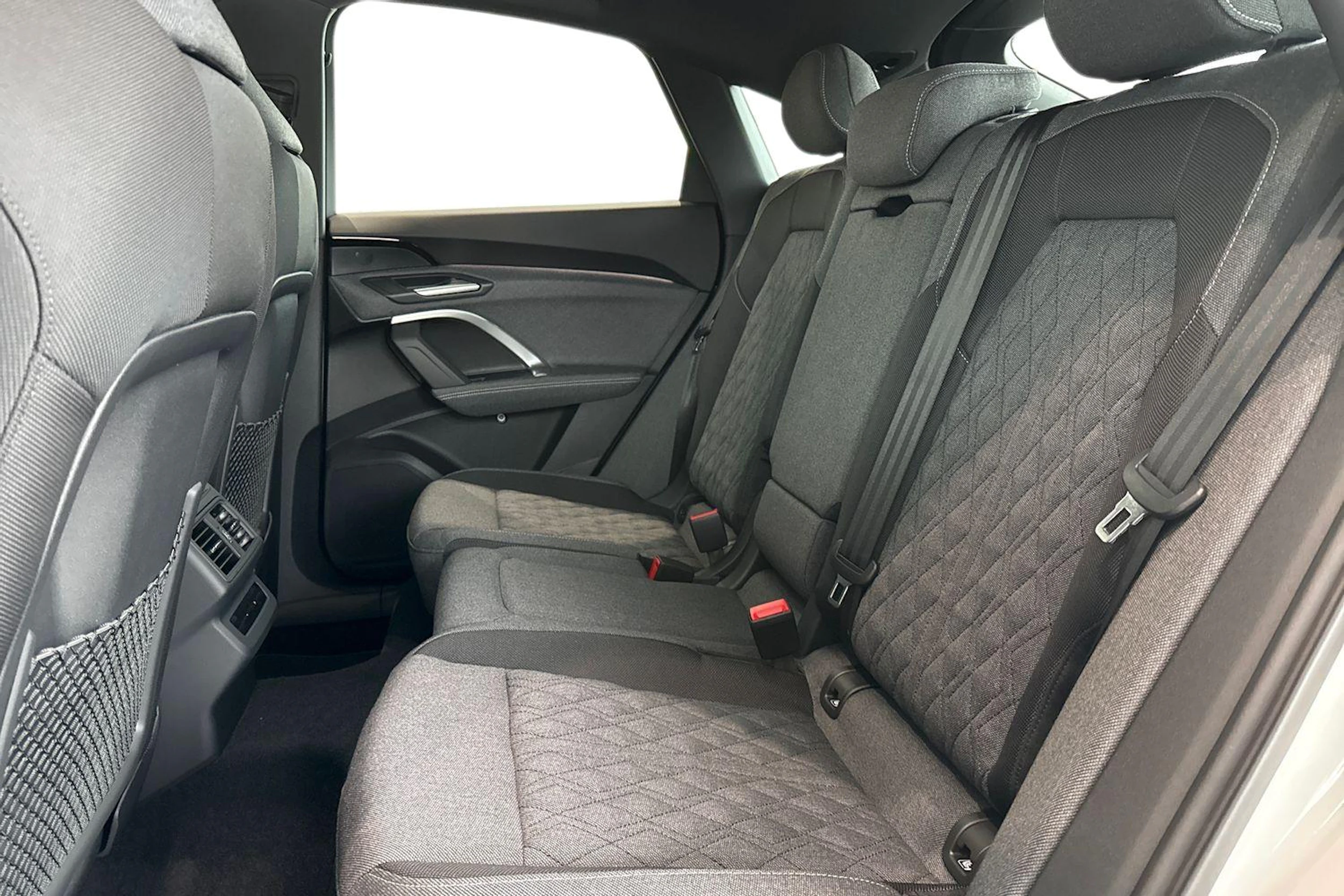 valkoinen Audi Q5 2026 kuva 8.