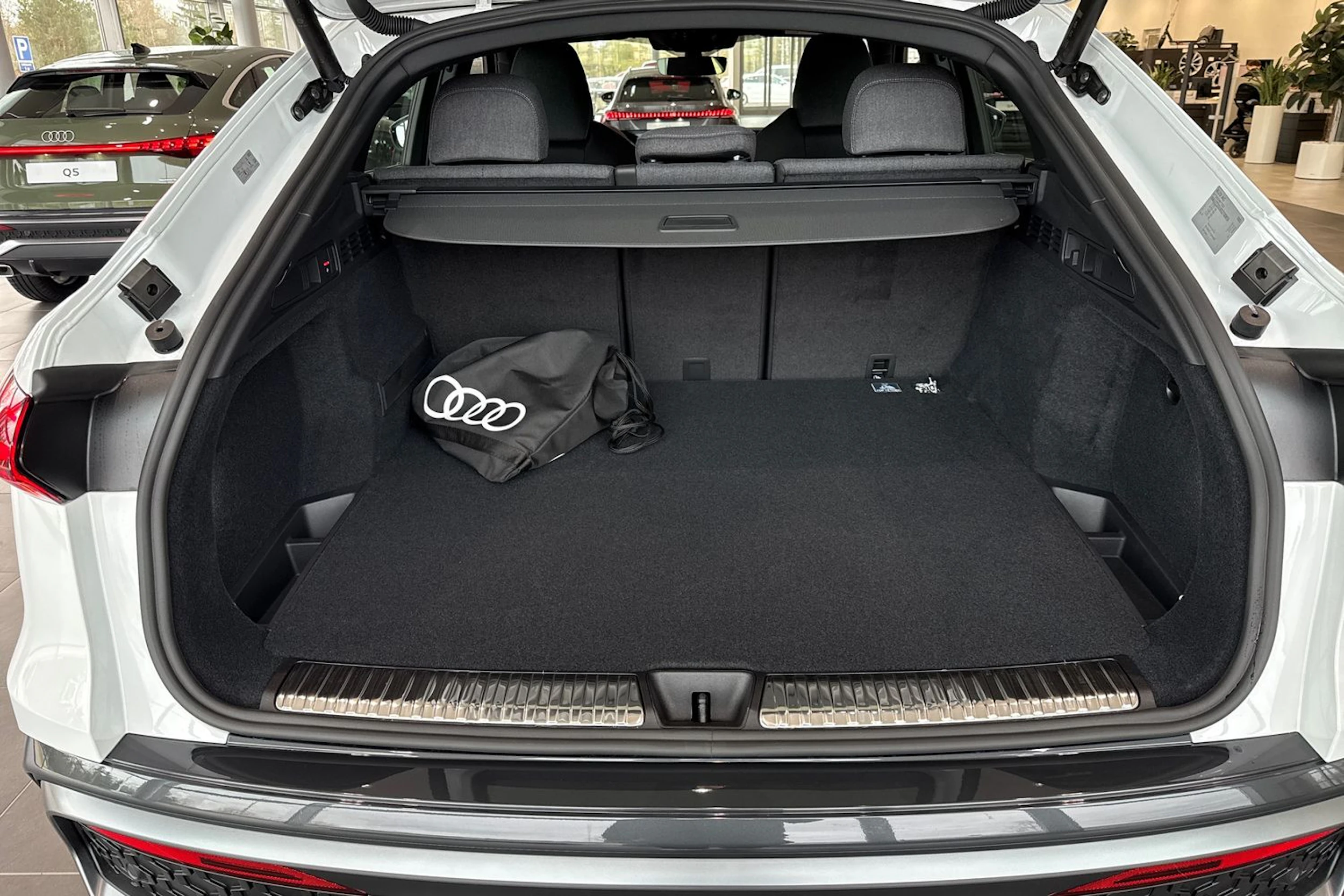 valkoinen Audi Q5 2026 kuva 11.