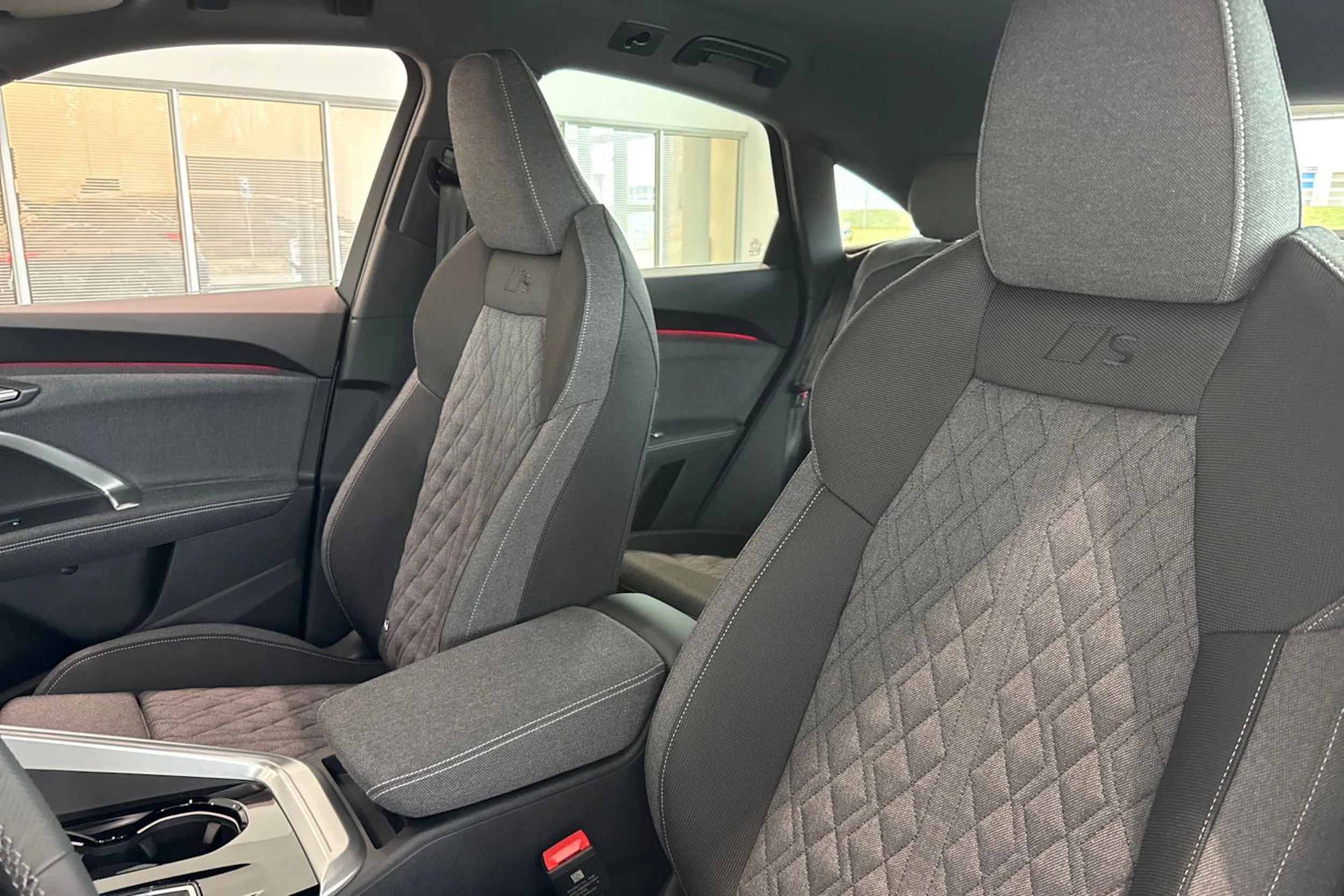 valkoinen Audi Q5 2026 kuva 16.