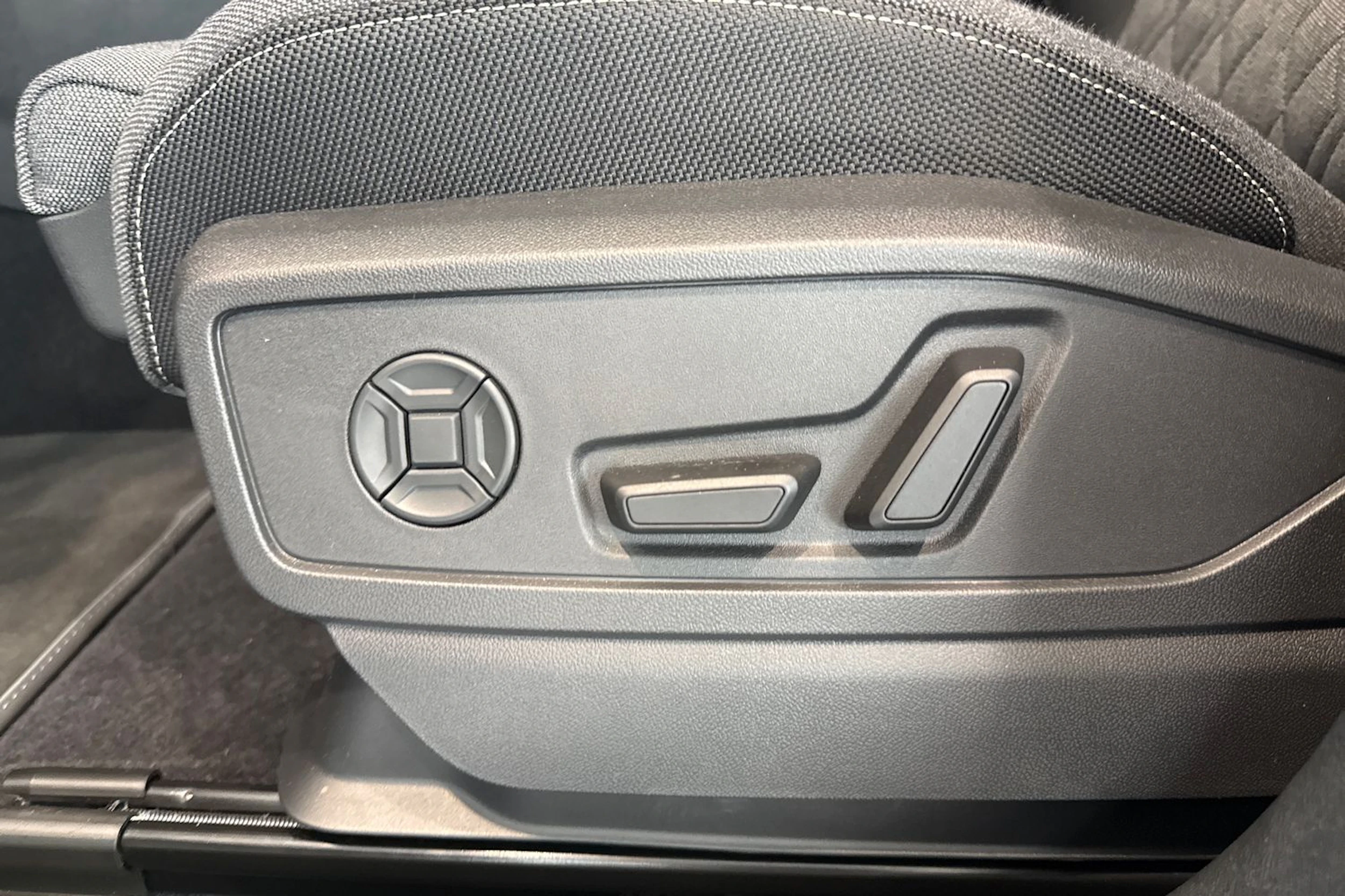 valkoinen Audi Q5 2026 kuva 17.