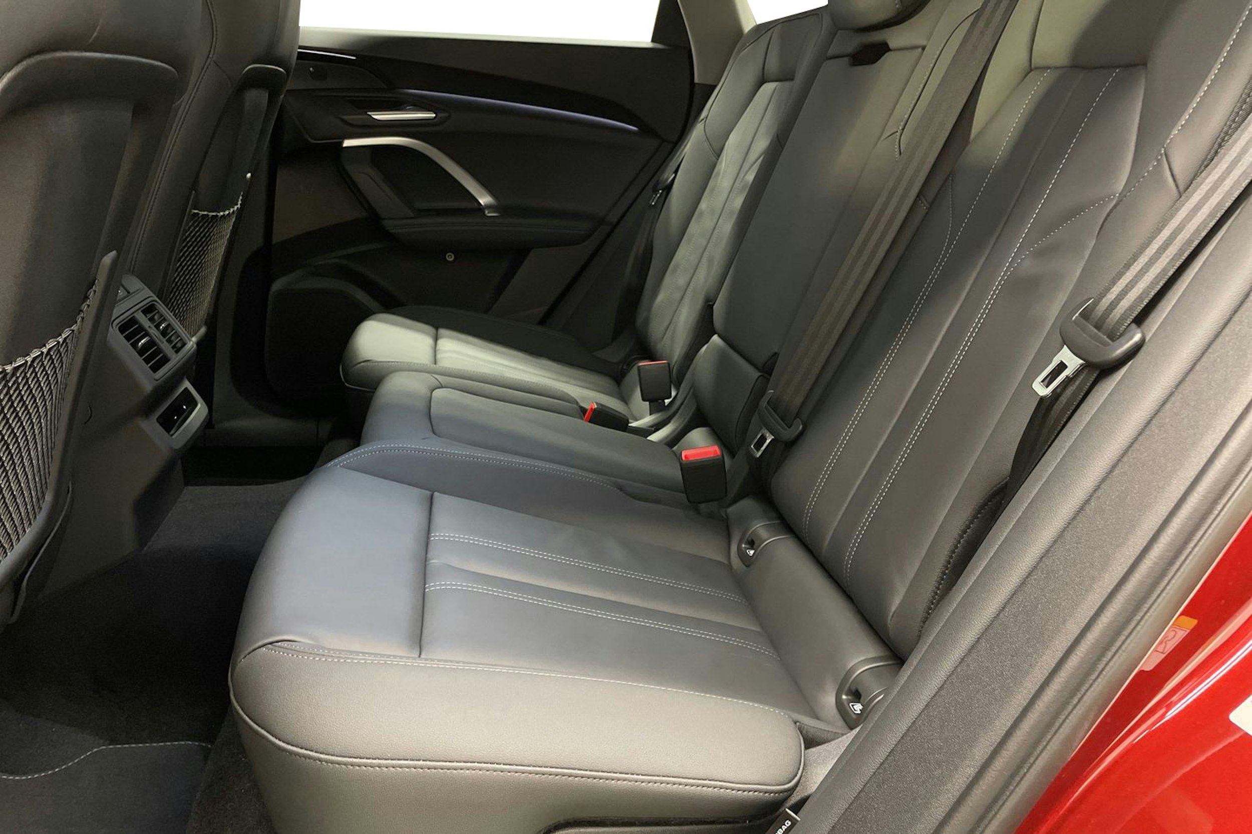 met. punainen Audi Q5 2026 kuva 8.