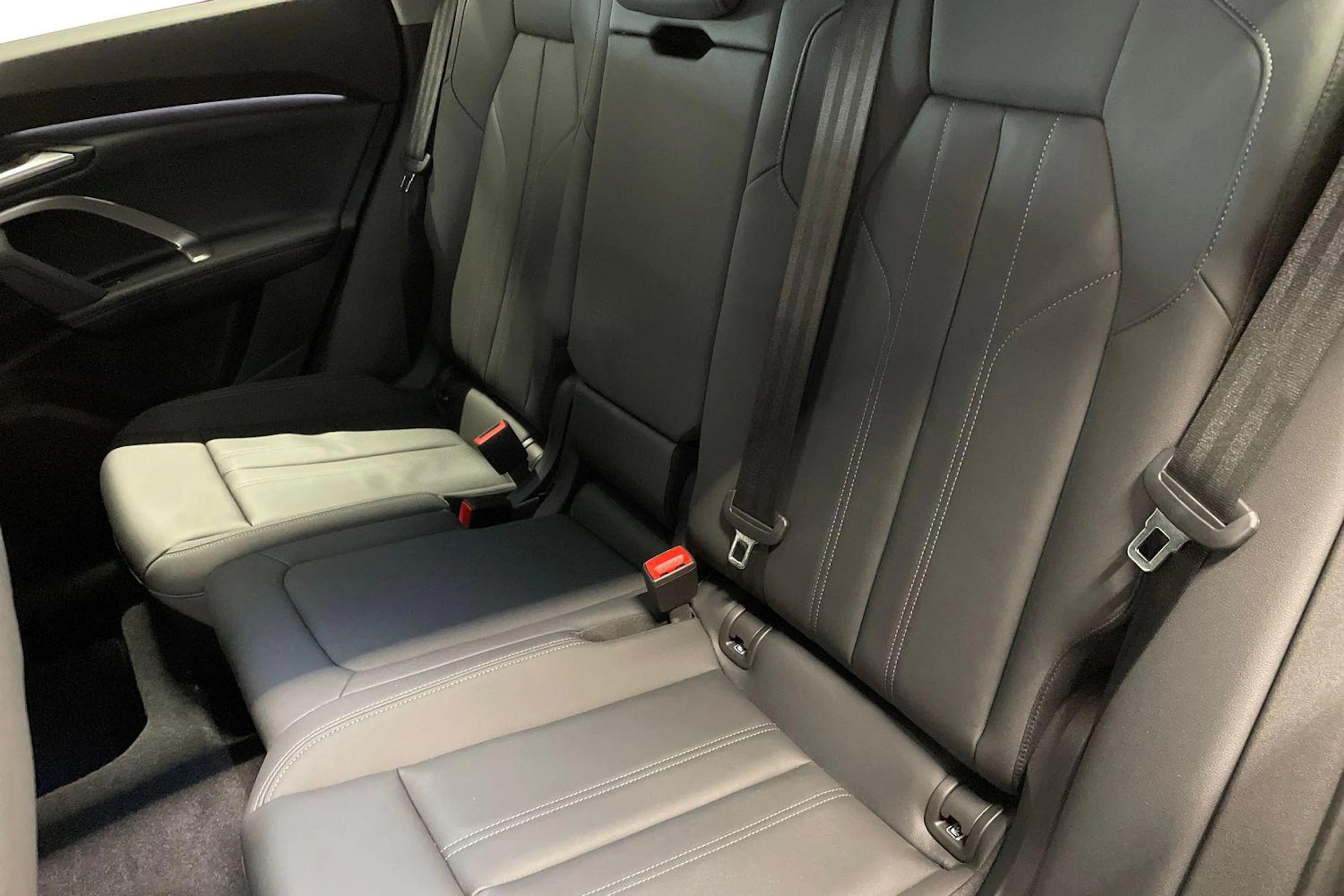 sininen Audi Q5 2025 kuva 8.