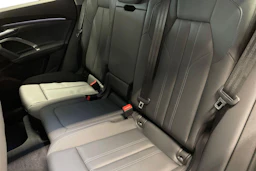 sininen Audi Q5 2025 kuva 8.