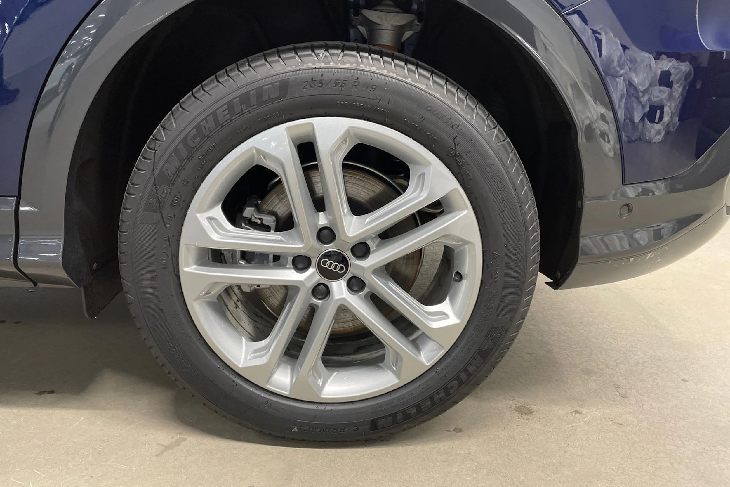 sininen Audi Q5 2025 kuva 10.