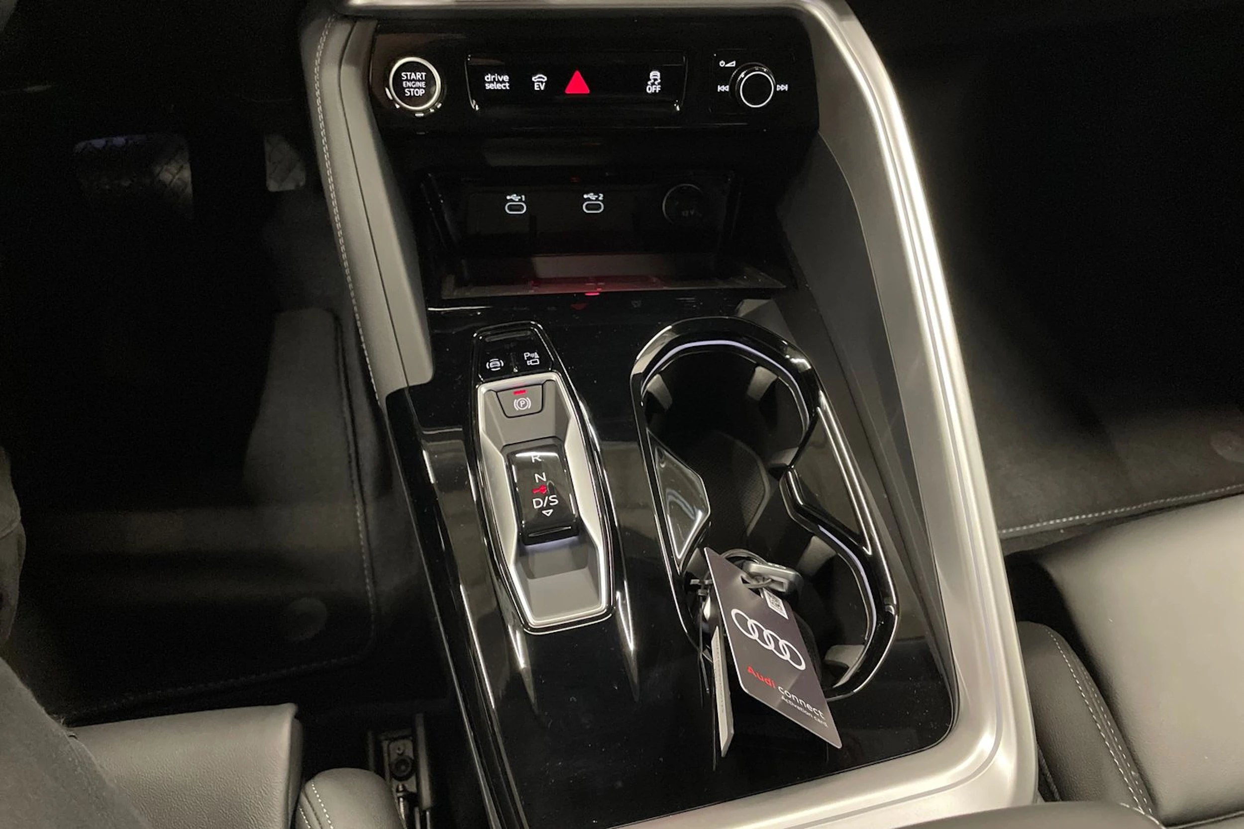 sininen Audi Q5 2025 kuva 14.
