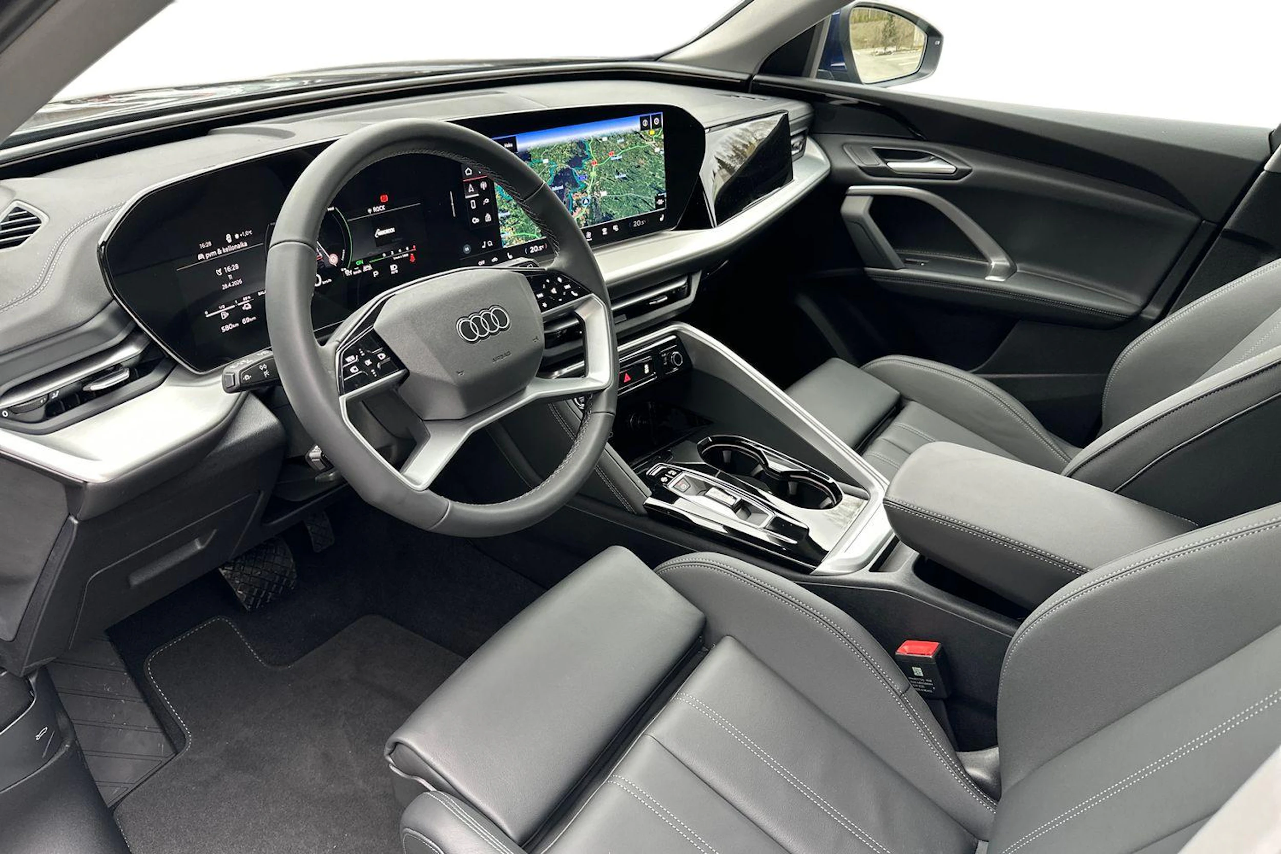 sininen Audi Q5 2025 kuva 6.