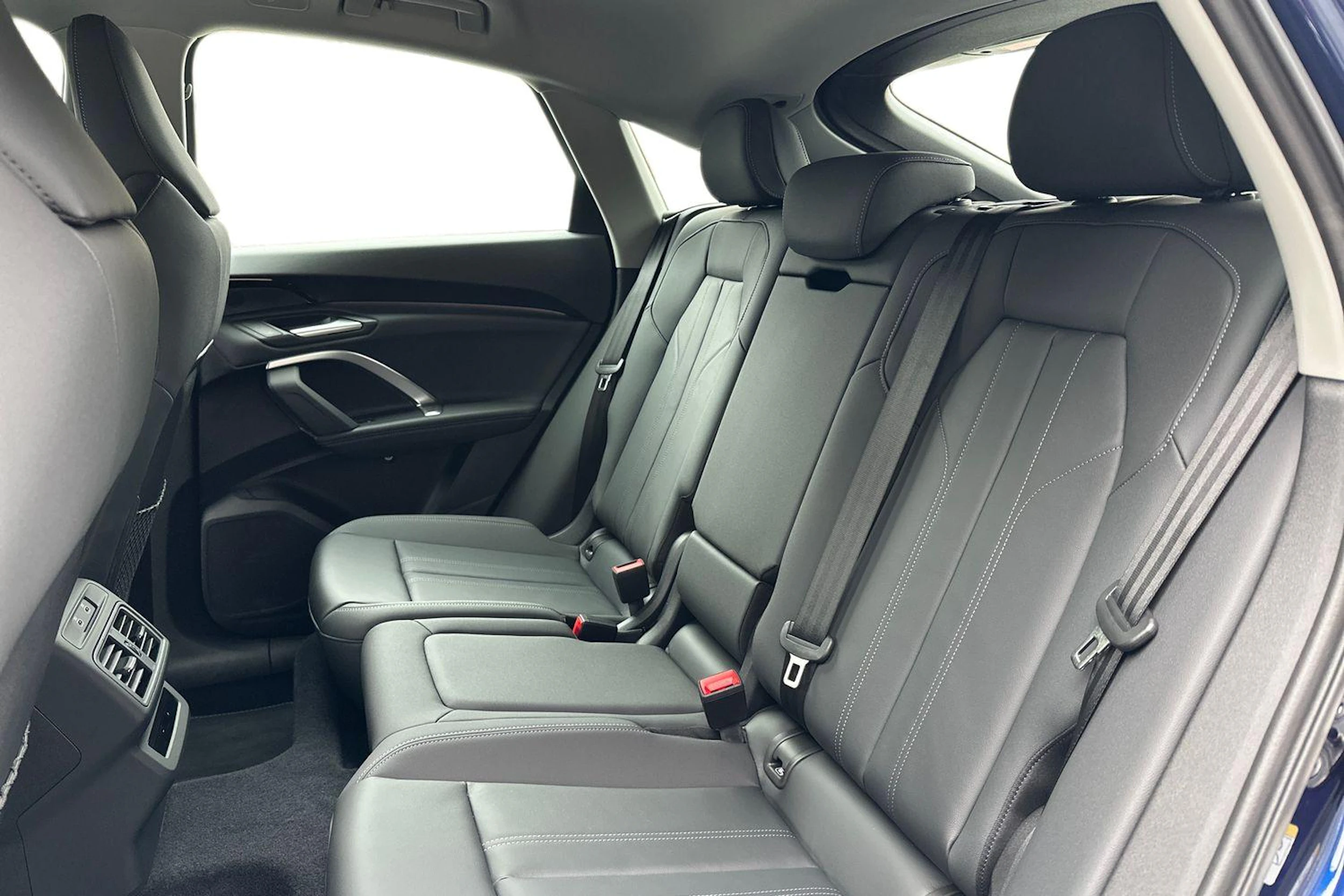 sininen Audi Q5 2025 kuva 8.