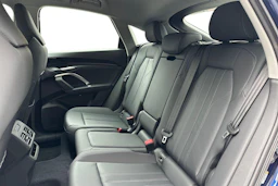 sininen Audi Q5 2025 kuva 8.