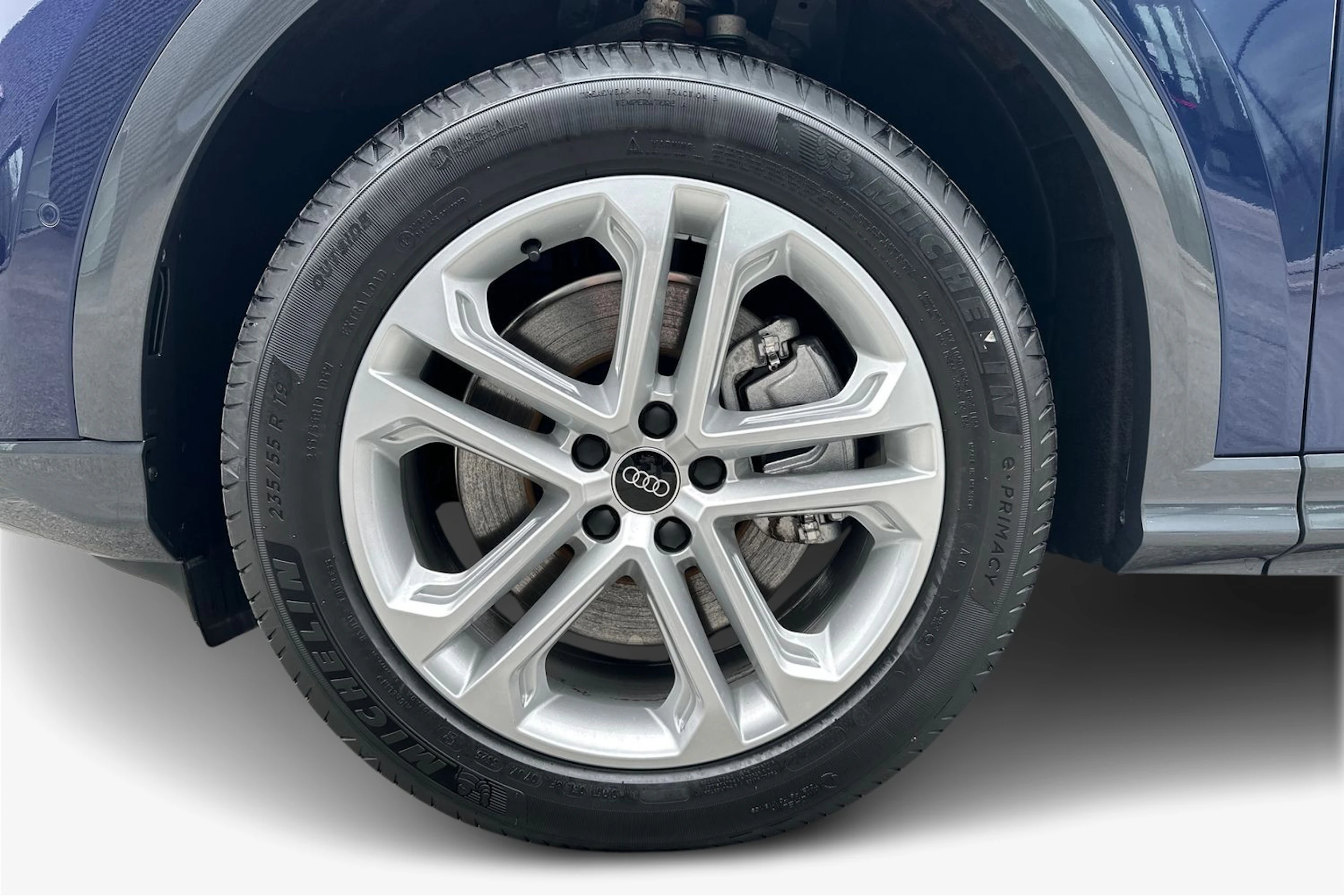 sininen Audi Q5 2025 kuva 9.