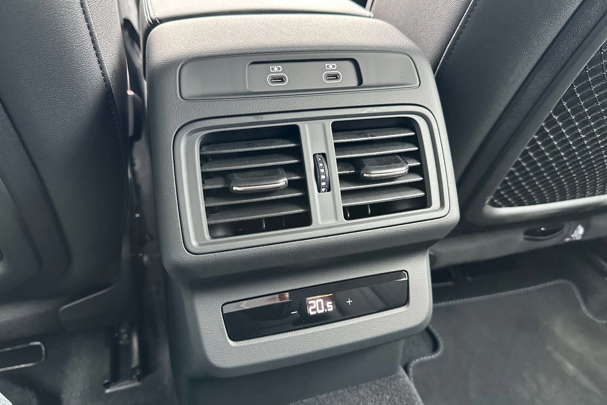 sininen Audi Q5 2025 kuva 11.