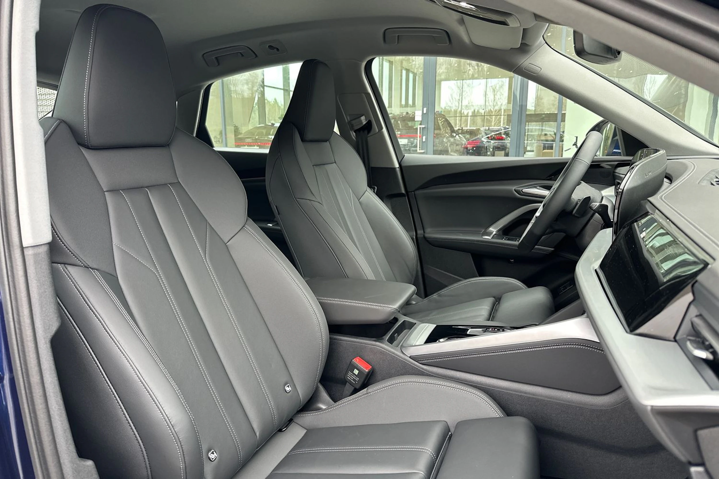sininen Audi Q5 2025 kuva 14.