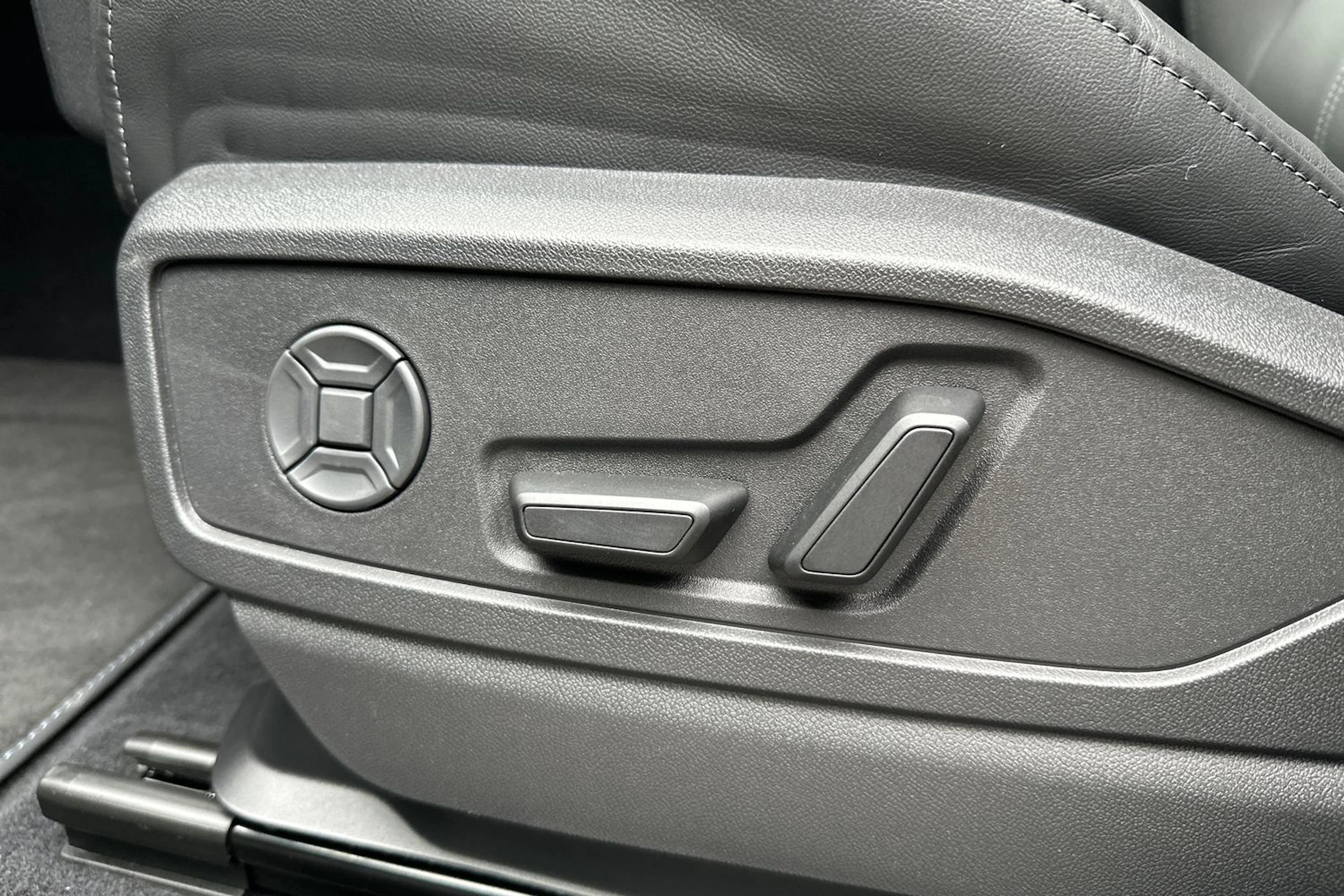 sininen Audi Q5 2025 kuva 15.