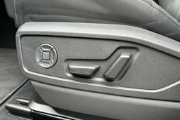 sininen Audi Q5 2025 kuva 15.
