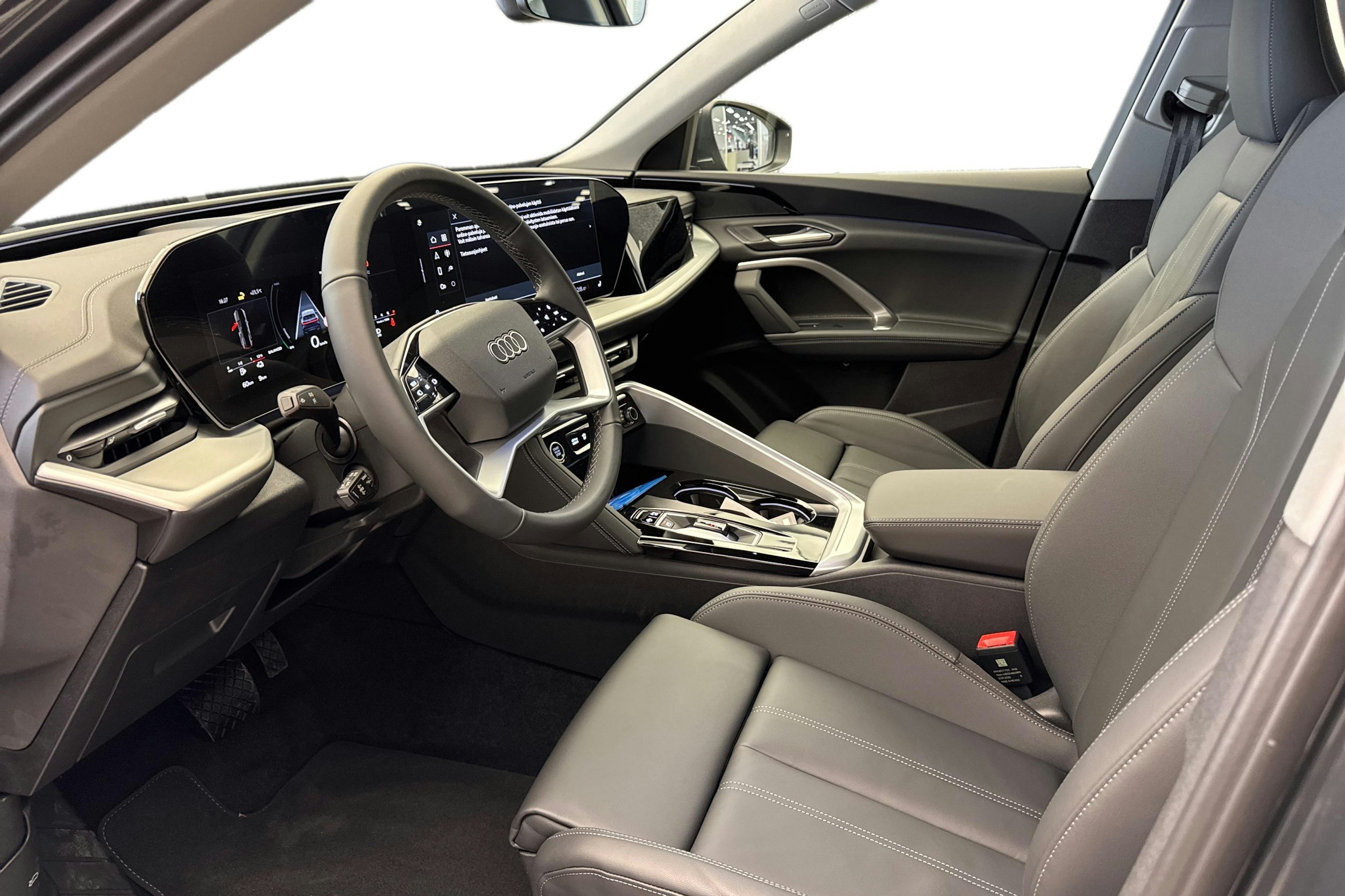 harmaa Audi Q5 2025 kuva 6.