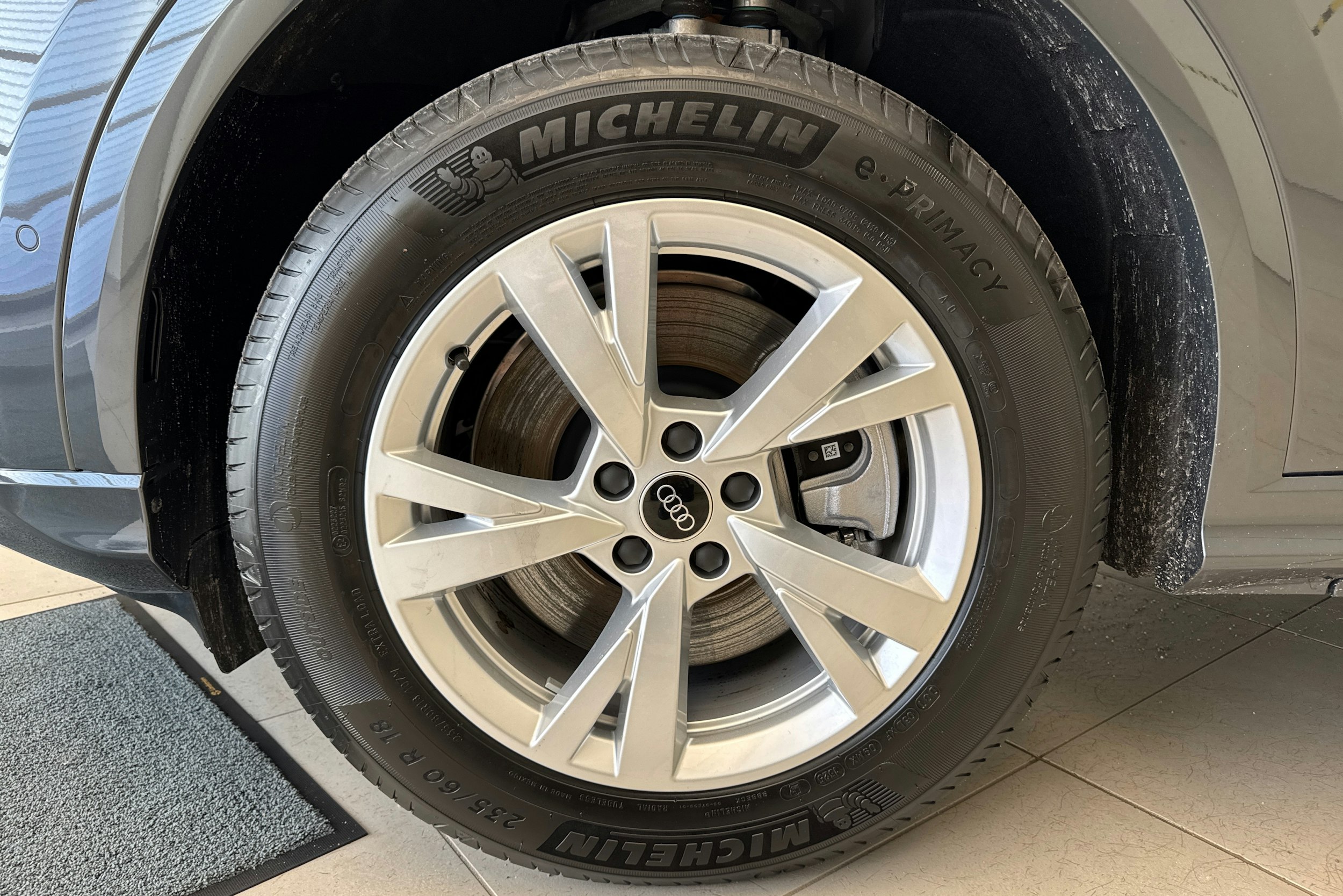 harmaa Audi Q5 2025 kuva 10.