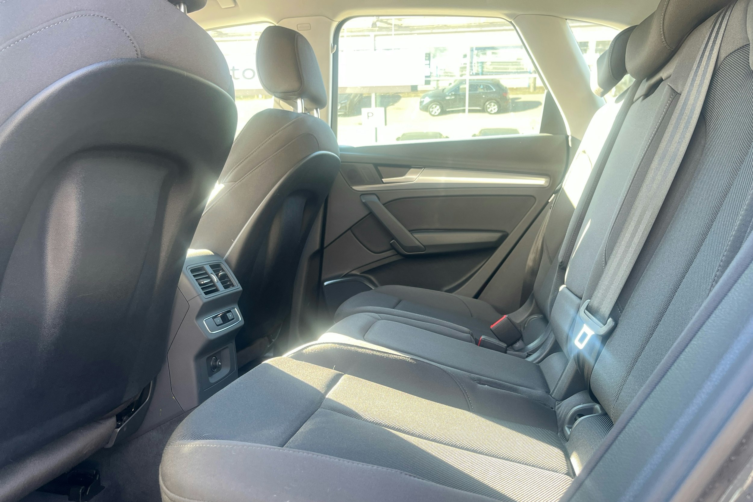 Harmaa Audi Q5 2025 kuva 8.