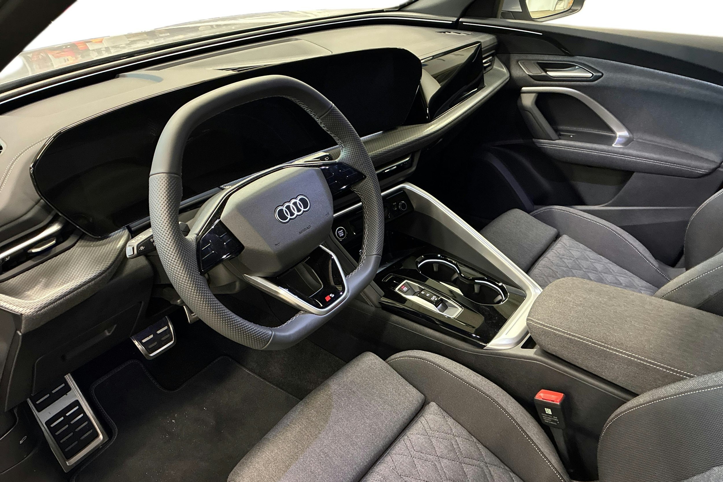 harmaa Audi Q5 2025 kuva 6.