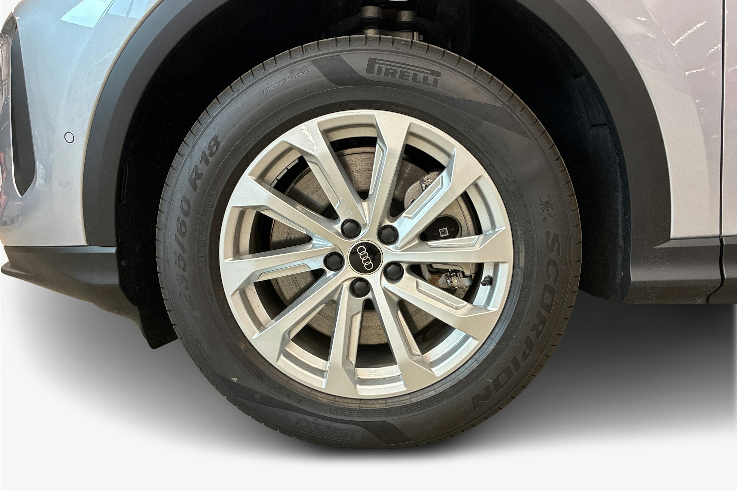 harmaa Audi Q5 2025 kuva 9.