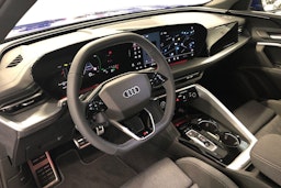 met. sininen Audi Q5 2025 kuva 6.