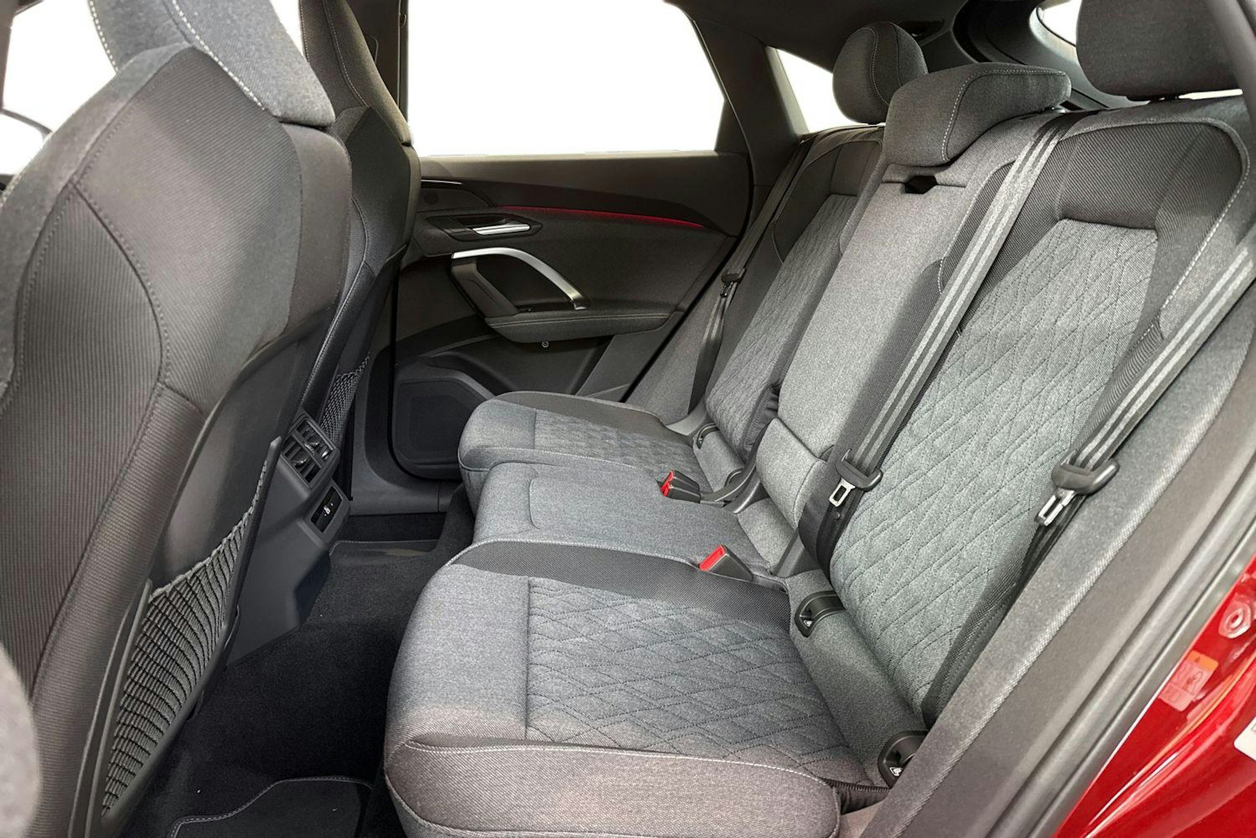 met. punainen Audi Q5 2025 kuva 8.
