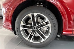 met. punainen Audi Q5 2025 kuva 10.