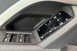 met. punainen Audi Q5 2025 kuva 11.