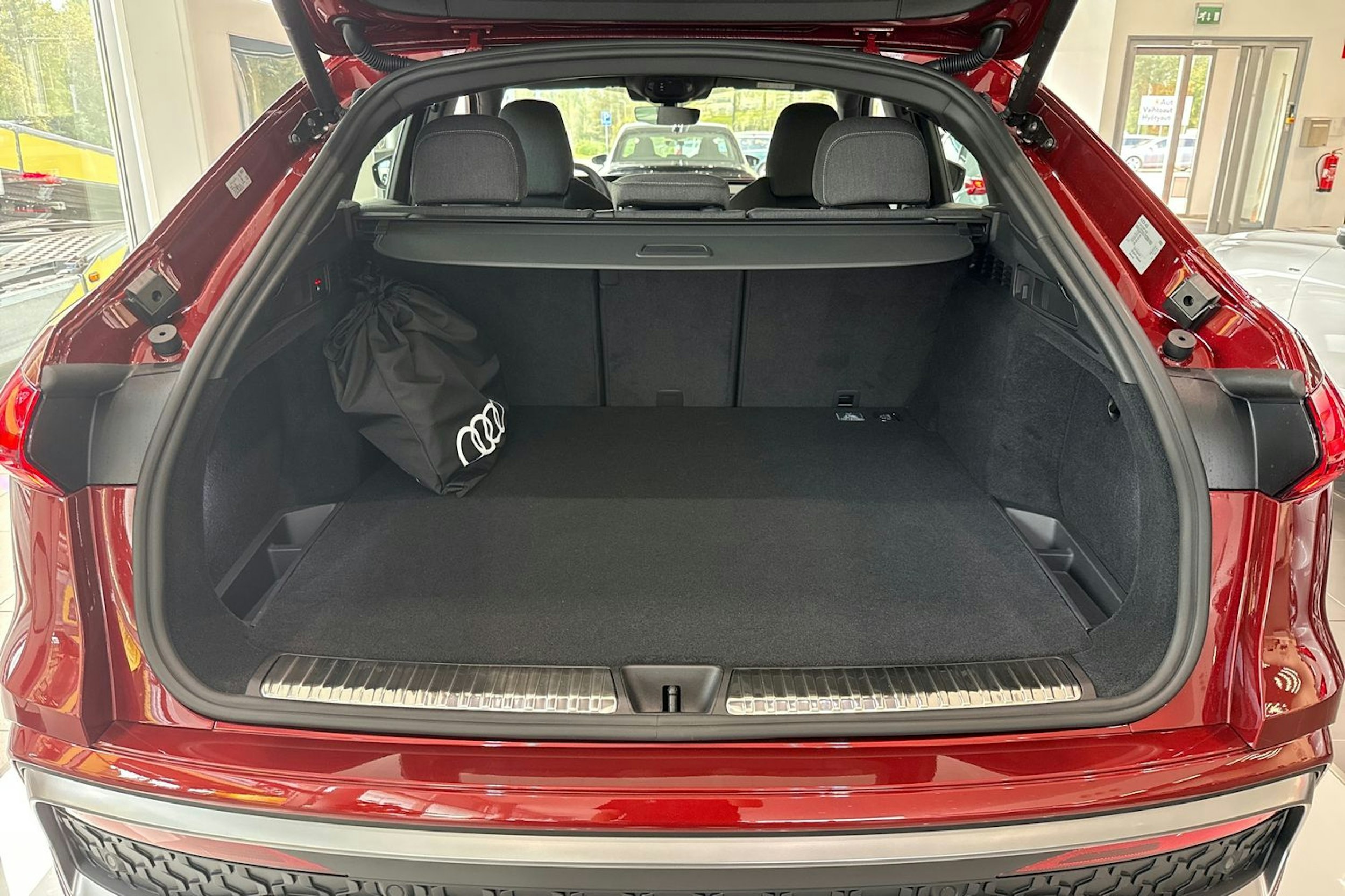 met. punainen Audi Q5 2025 kuva 18.