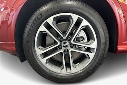 met. punainen Audi Q5 2025 kuva 9.
