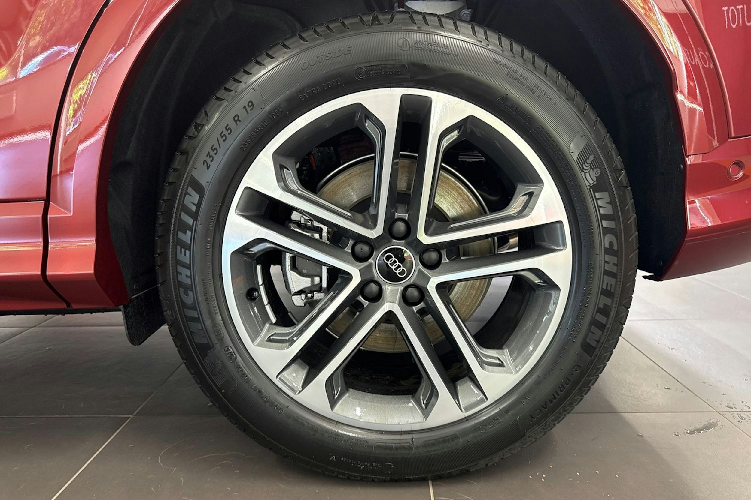 met. punainen Audi Q5 2025 kuva 10.