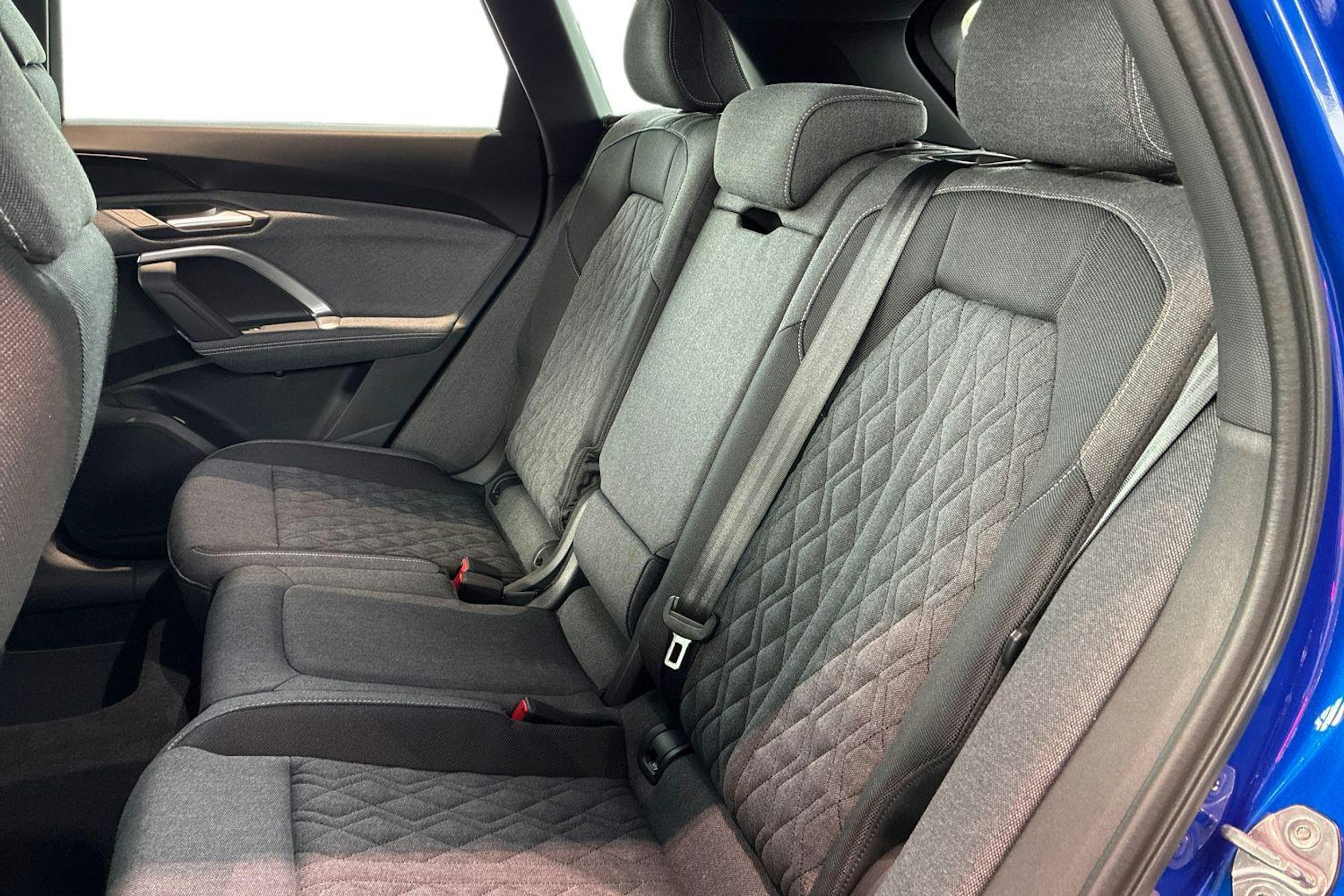 met. sininen Audi Q5 2025 kuva 8.