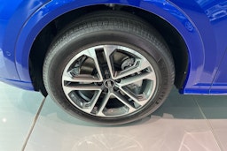 met. sininen Audi Q5 2025 kuva 9.