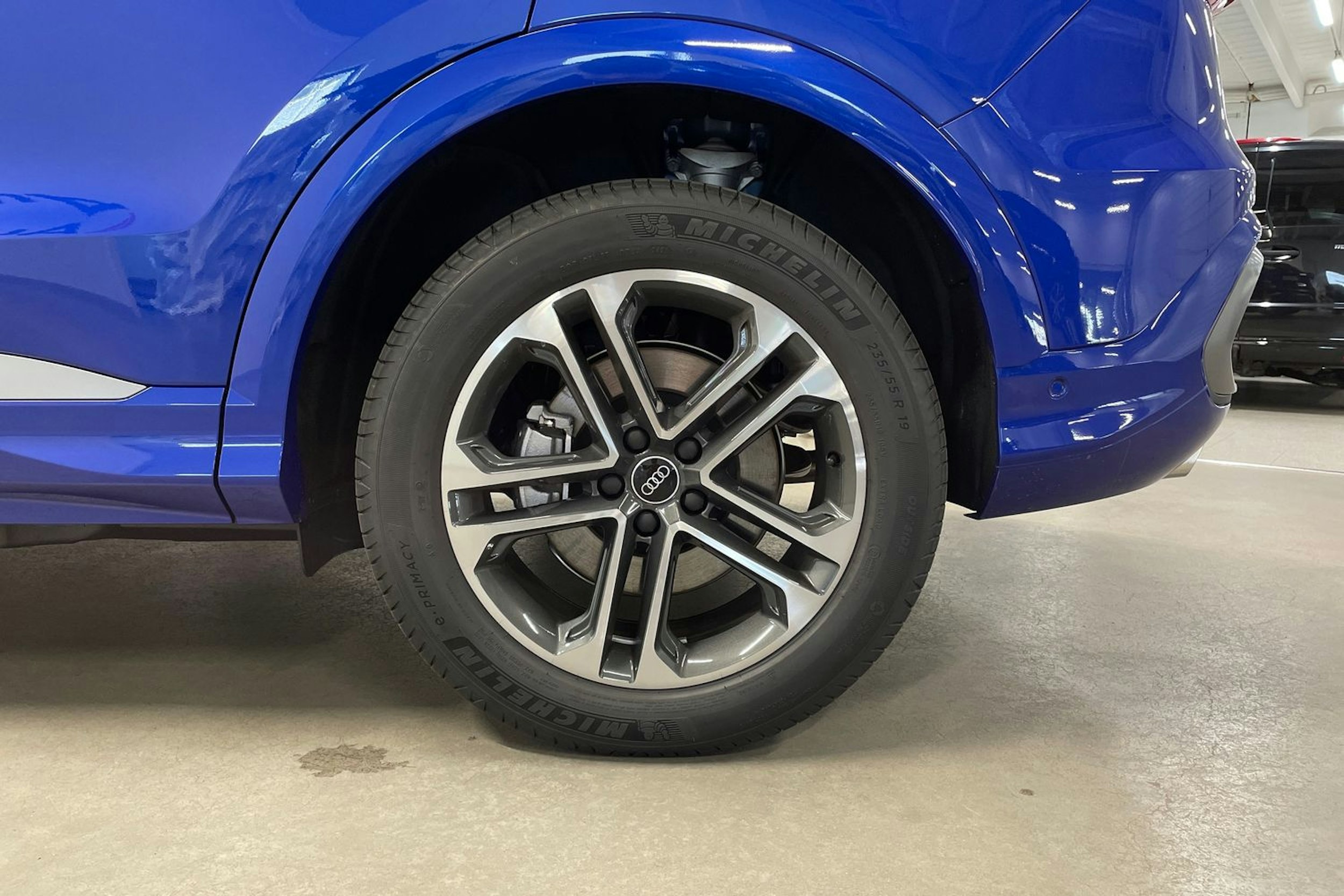 met. sininen Audi Q5 2025 kuva 10.