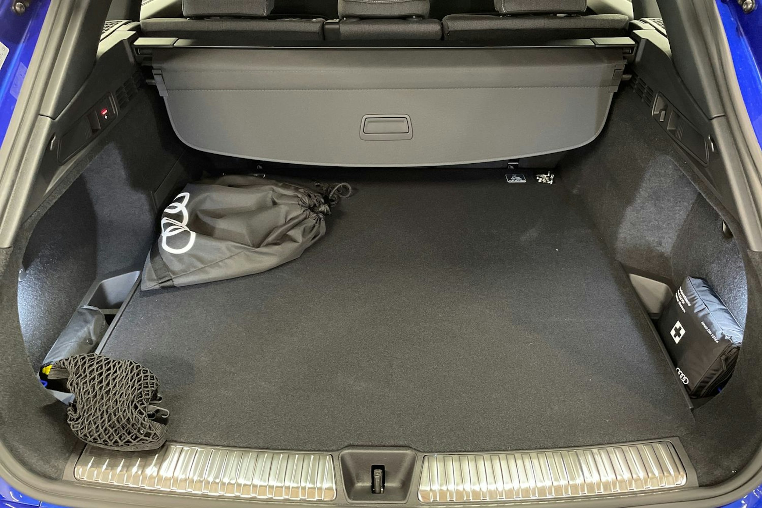 met. sininen Audi Q5 2025 kuva 19.