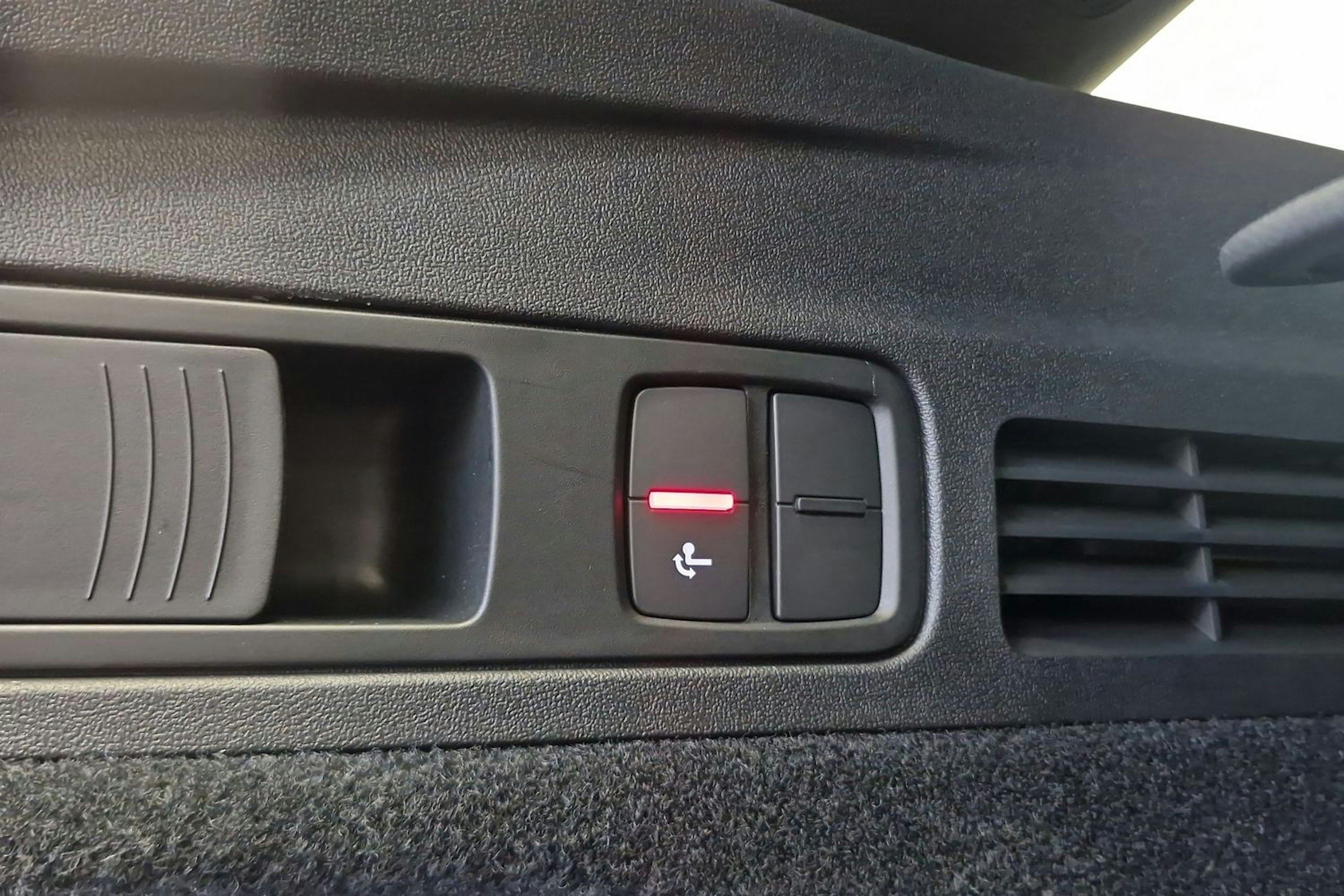 grenadine punainen Audi Q5 2025 kuva 13.
