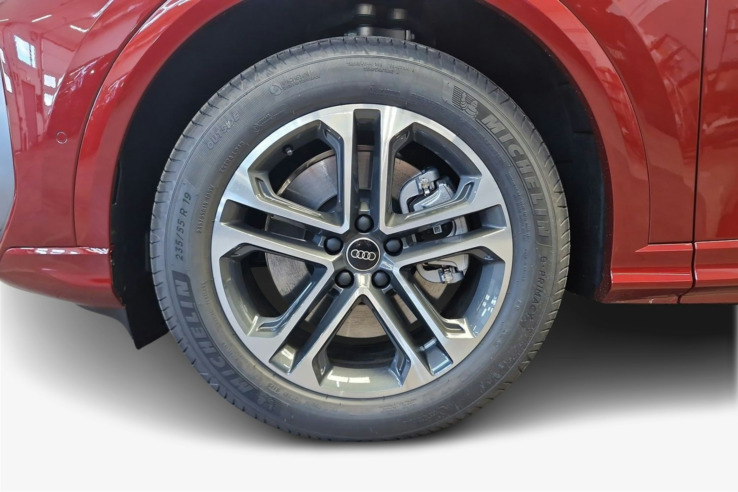 grenadine punainen Audi Q5 2025 kuva 17.