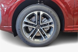 grenadine punainen Audi Q5 2025 kuva 17.