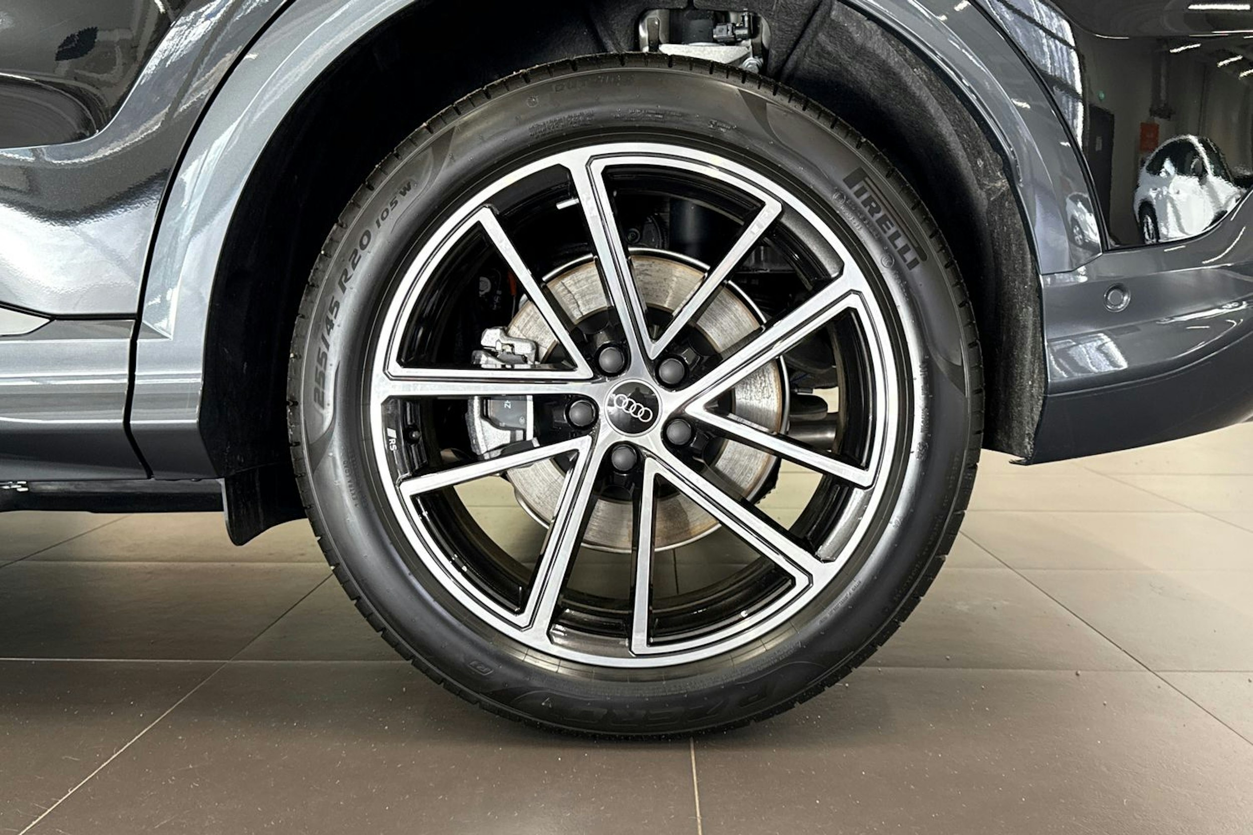 musta Audi Q5 2025 kuva 10.