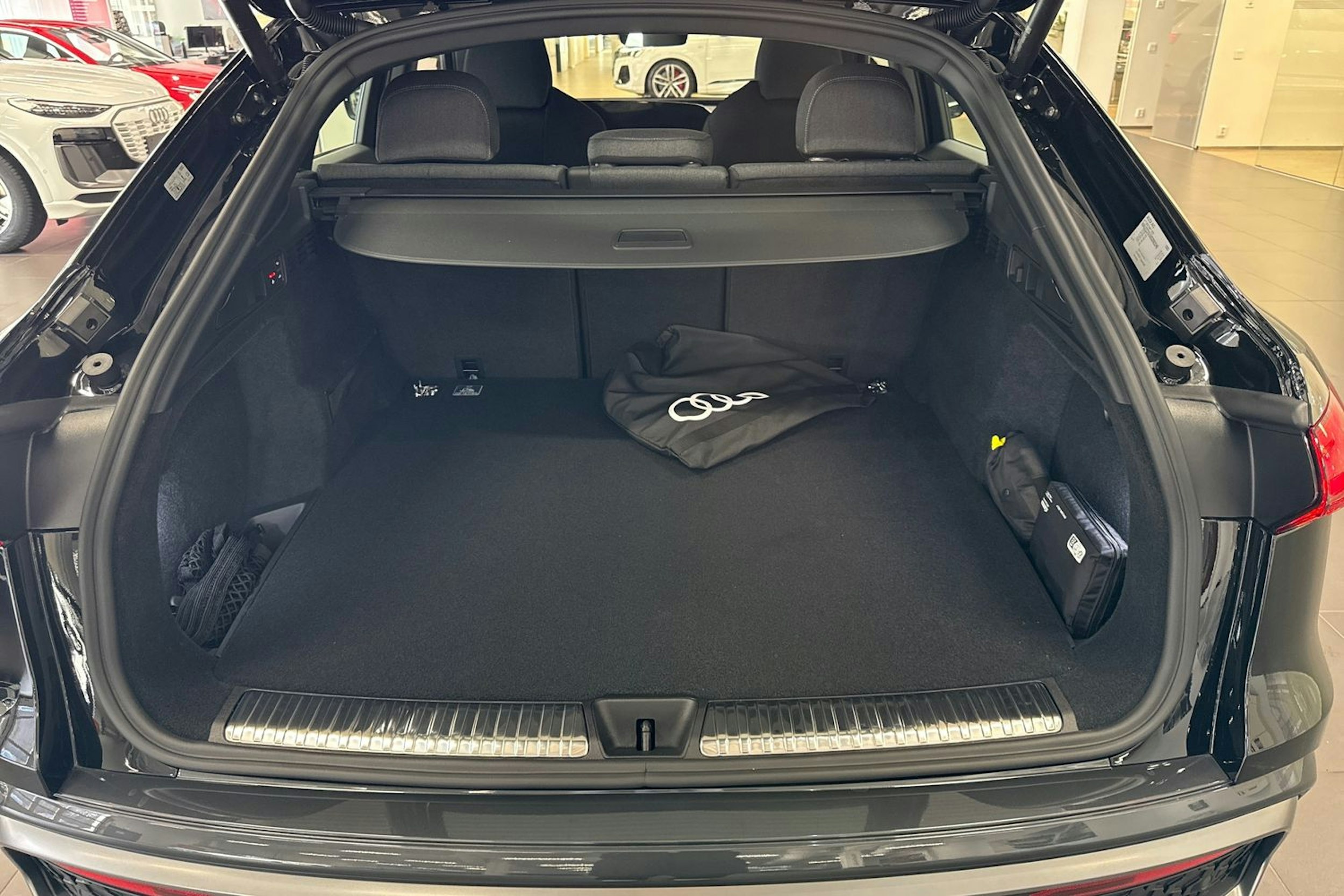 musta Audi Q5 2025 kuva 11.