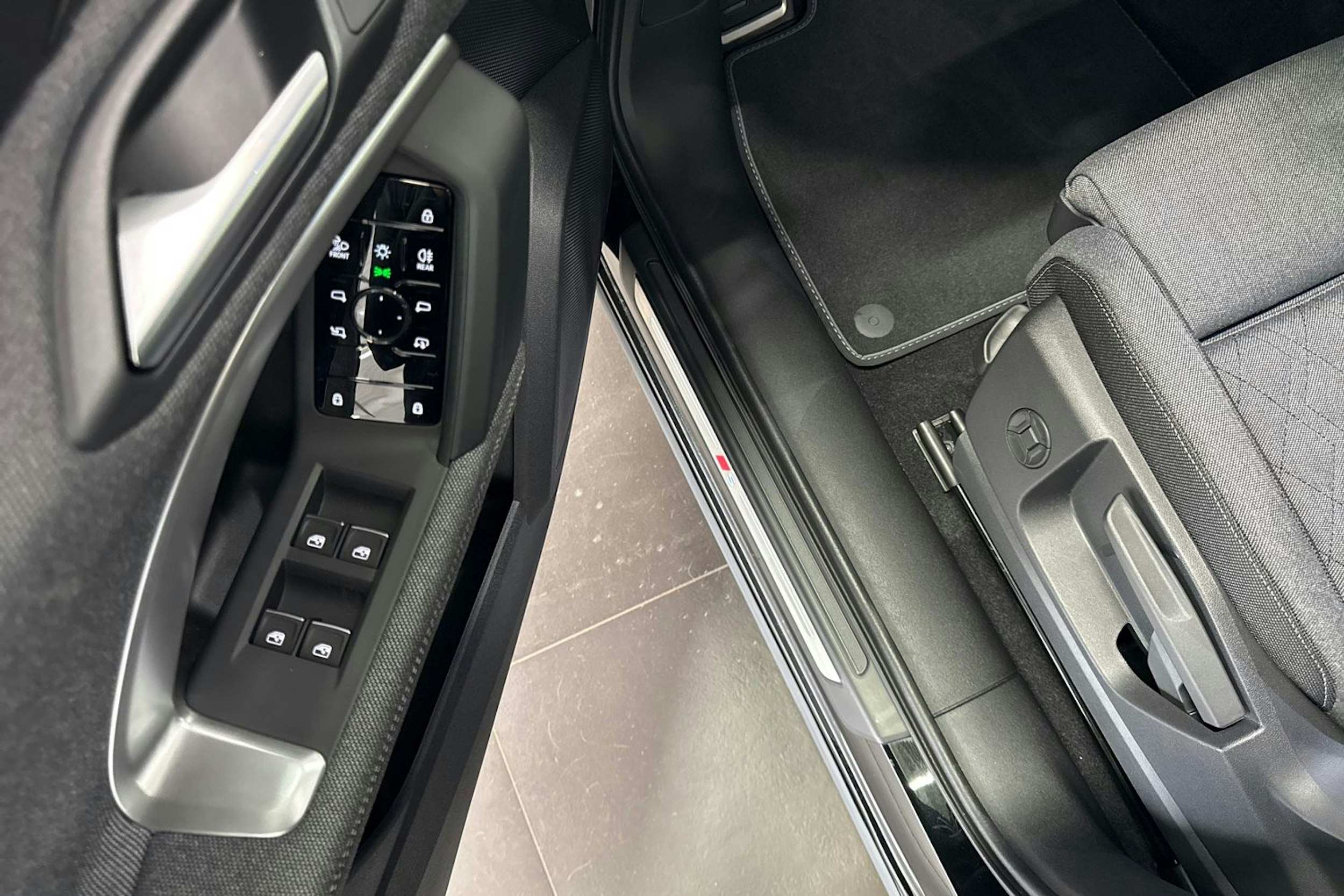 musta Audi Q5 2025 kuva 14.