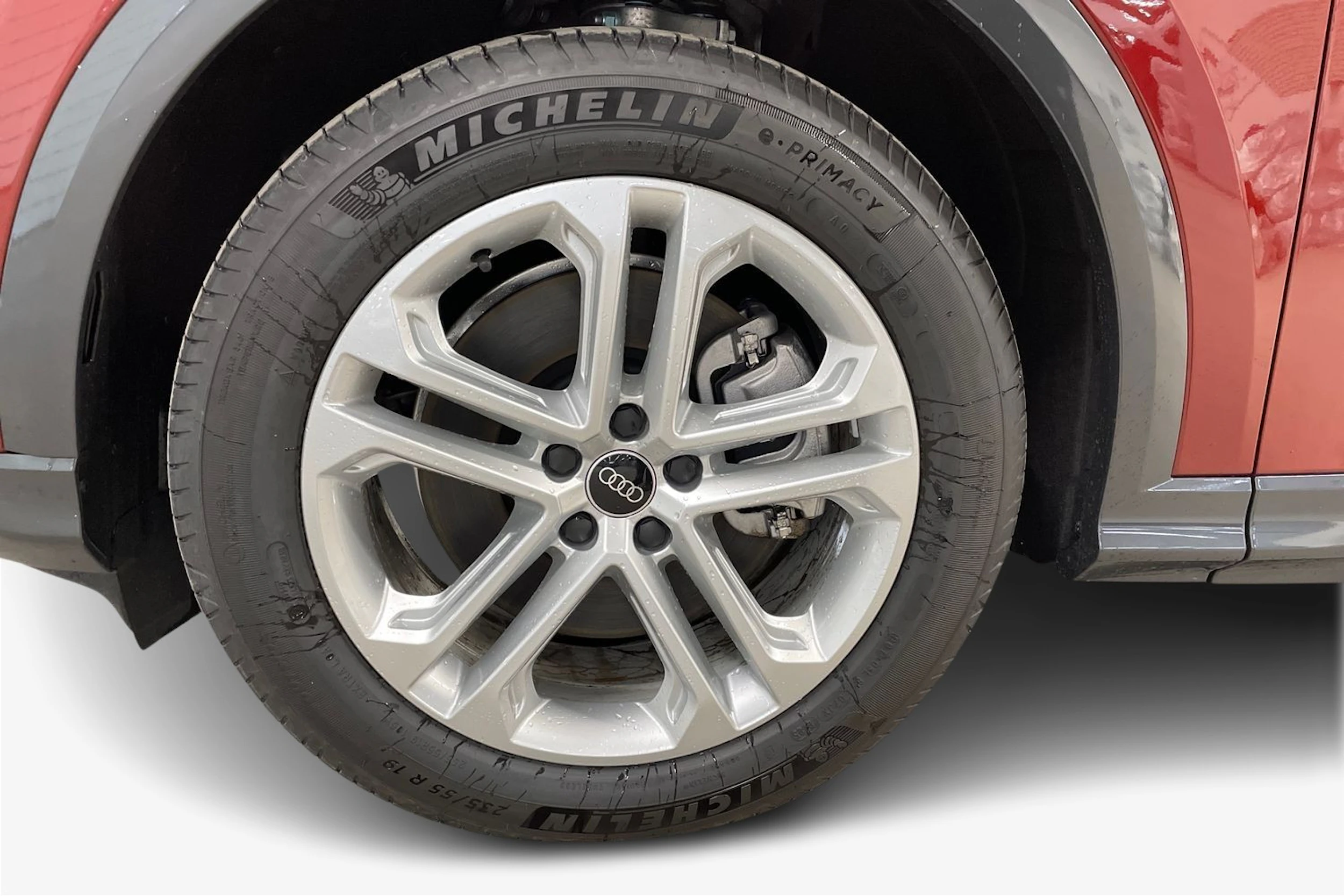 punainen Audi Q5 2025 kuva 9.