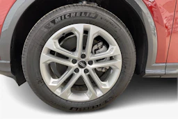 punainen Audi Q5 2025 kuva 9.