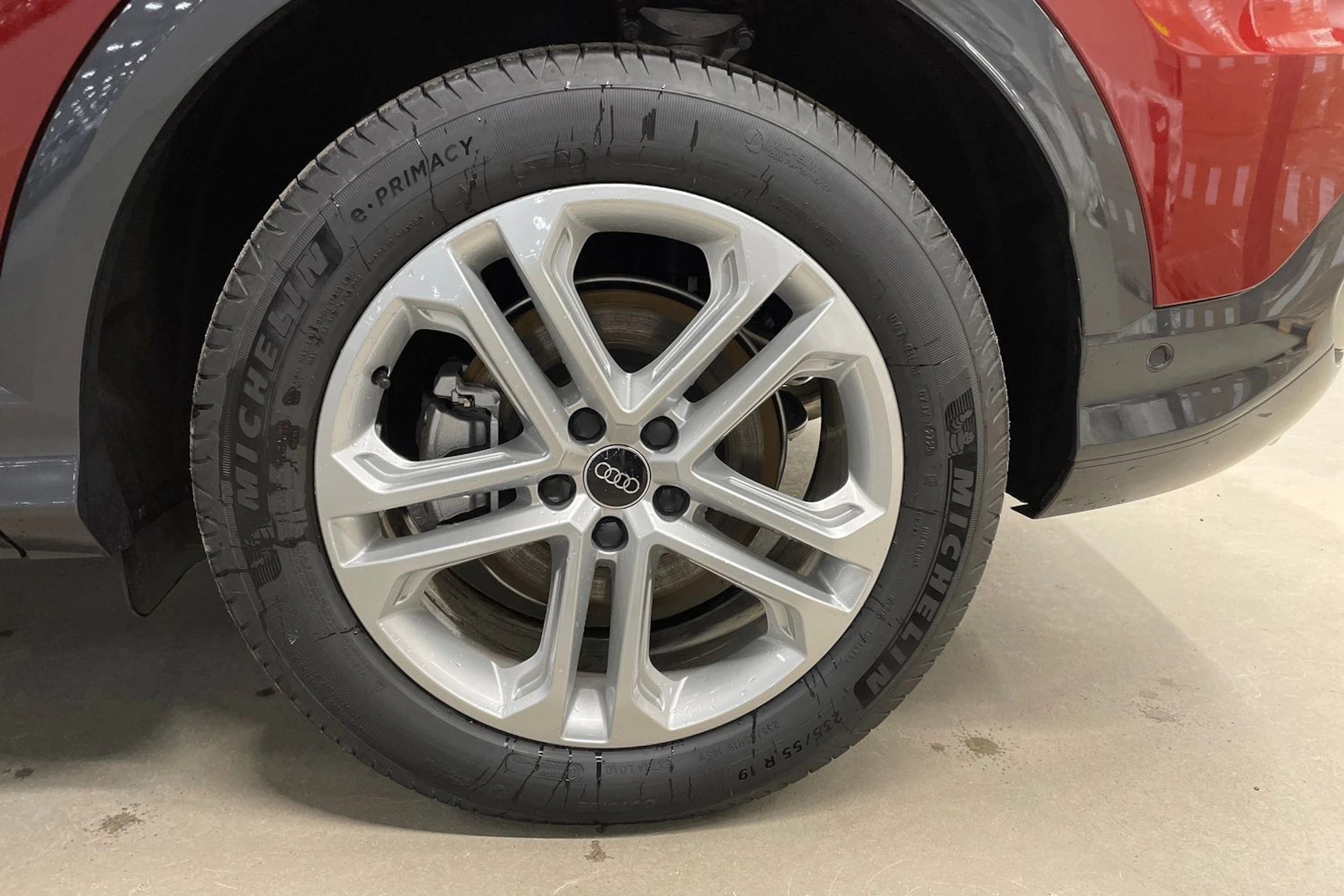 punainen Audi Q5 2025 kuva 10.